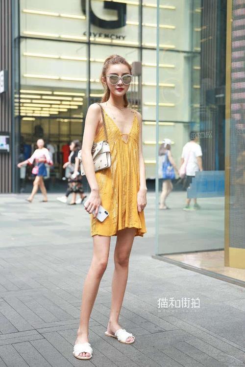 街拍：哎呀，穿绿色吊带裙的美女小姐姐看镜头的样子，让我害羞了