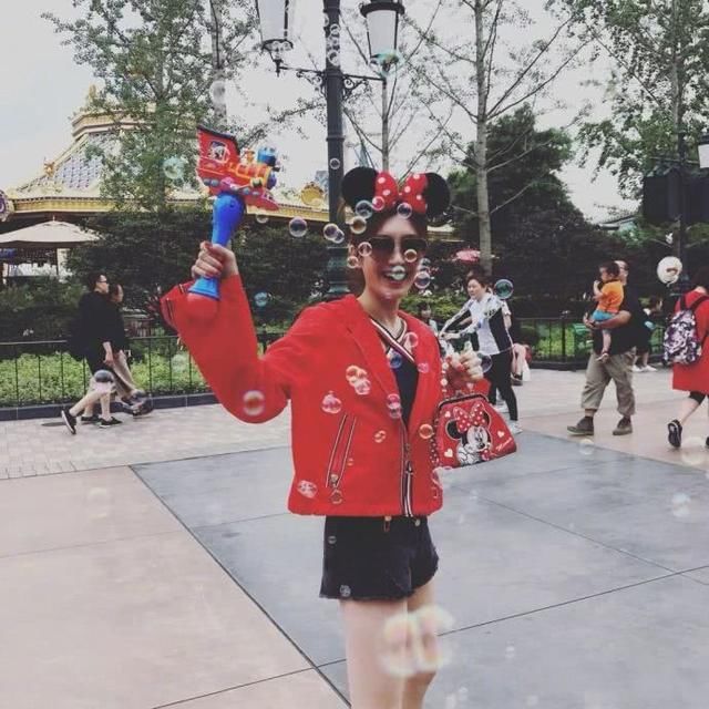 江疏影穿红西装现身，脚下的过膝长靴亮了，网友：已开启腿精模式