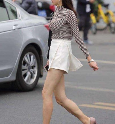  「倩影」街拍:倩影迷人美女,一袭黄色印花连衣裙配高跟鞋,尽显迷人气息