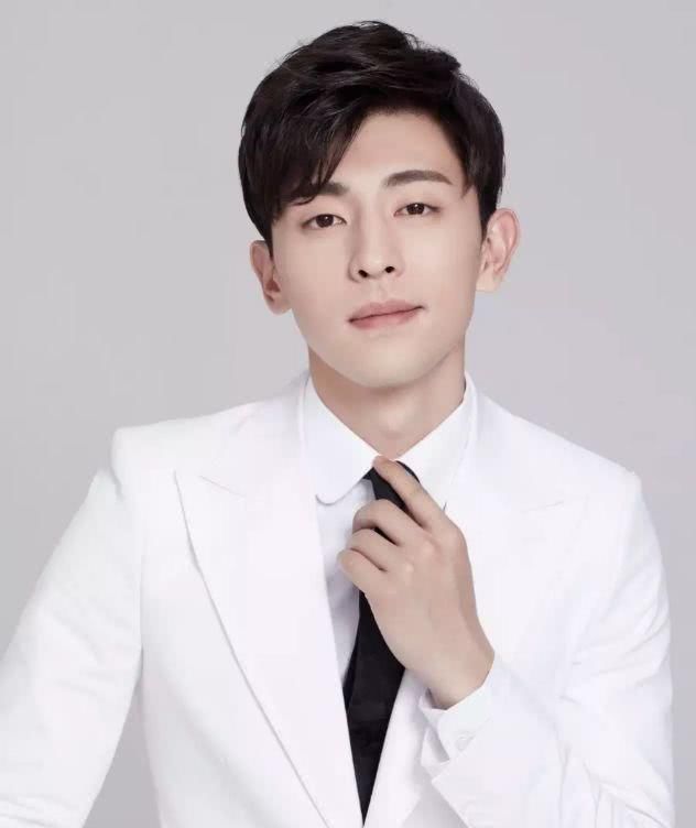 现在的邓伦斯文帅气，然而以前的他竟然是这种“非主流”形象？