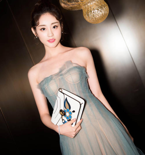 祝绪丹的裙子亮了，拿透视薄纱当衣服，锁骨瘦成“一”字好抢眼！