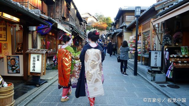 日本“艺伎”文化街，曾经吸引无数游客参观，如今在此拍摄要罚款