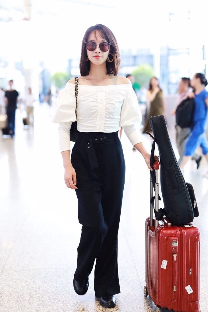 盈莹现身机场，举手投足散发女人味，秀香肩长腿女人味十足