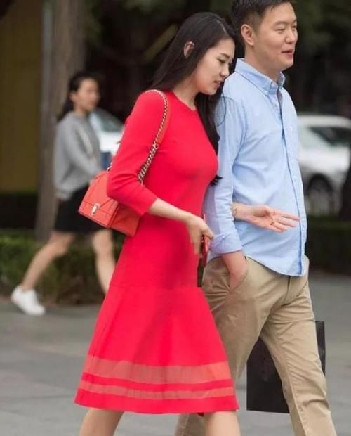  「美女」美女时尚街拍：明眸善睐的美女，一件灰色短袖配浅色牛仔裤，青春活力气息