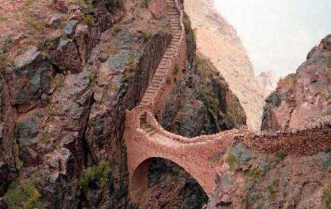 悬在半空中的桥梁 桥下没有任何桥墩支撑已经存在了几百年