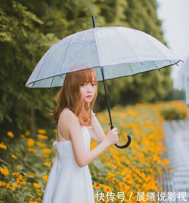 甜美大眼萝莉美女雨后街拍写真图片