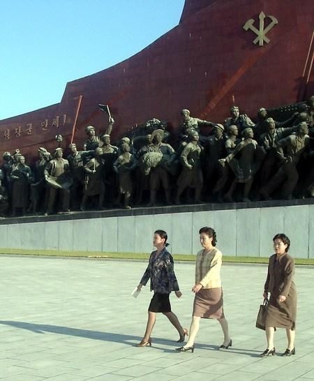『平壤街头』朝鲜印象:朝鲜女人喜欢穿的几种服装?