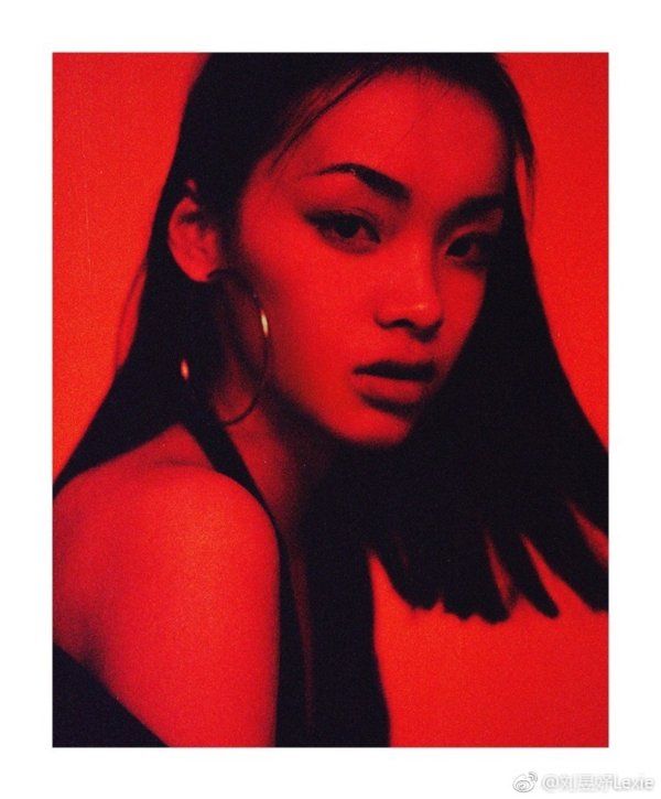 同时撞脸倪妮蕾哈娜是什么感受?而且这位刘柏辛的上扬眼也太撩人