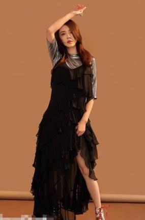 30岁王晓晨现身机场，白色T恤搭配牛仔裙大秀纤细“美腿”