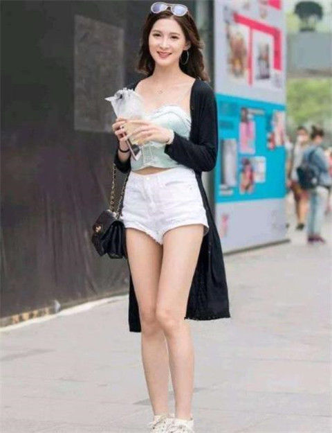 漂亮|街拍:专注看手机的小姐姐,一字肩上衣+露洞牛仔裤,时尚又漂亮