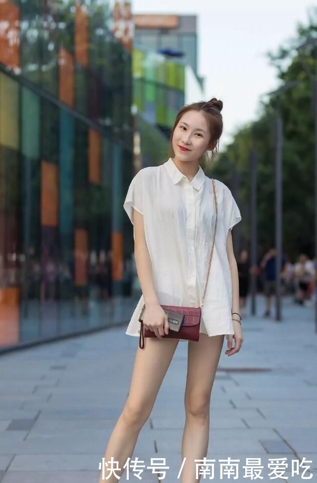 『蓝色』蓝色紧身牛仔裤搭配高筒靴,穿一件亮银色皮衣更是帅气感十足