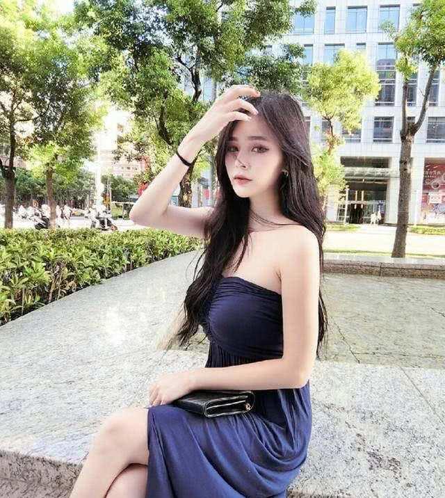 街拍：明艳靓丽大长腿的小姐姐，白皙高挑穿着很显身材！