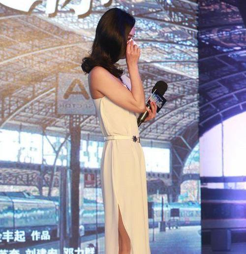 黄圣依脚蹬30厘米驴蹄鞋，裙子开叉到腿根，网友：站姿好憋屈