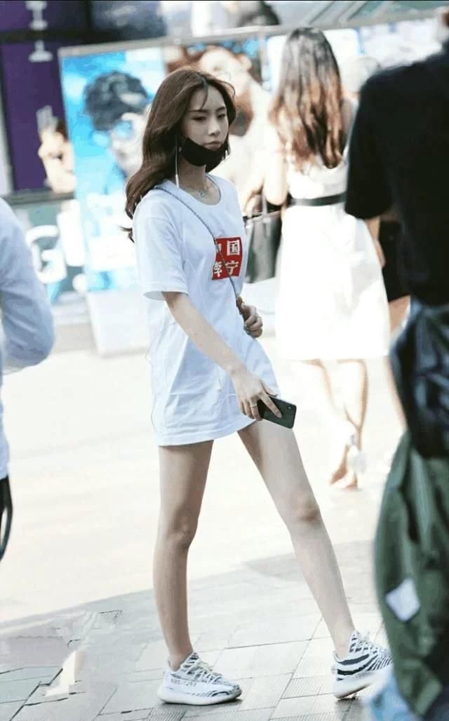 广东街拍:好身材都是穿出来的，第三位小姐姐好冷艳啊