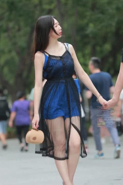  [时尚]街拍：小姐姐一条蓝色小裙子，两种颜色搭配在一起，非常耐看