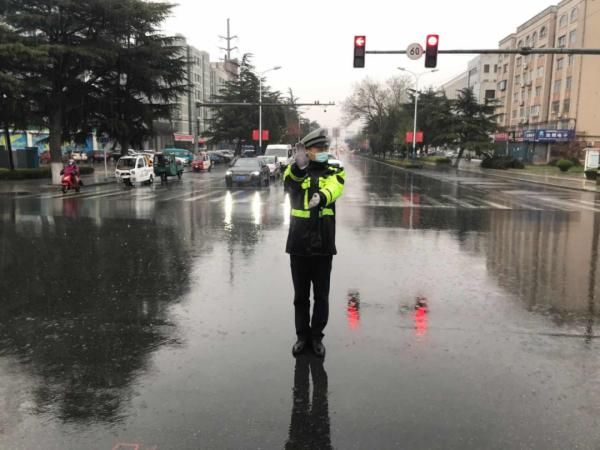  「坚守岗位」保畅通促安全！山东交警雨中执勤尽职责，坚守岗位保平安！