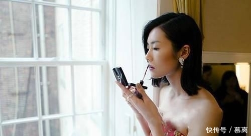 掉色:别再打开口红就往嘴上涂,教你正确涂法,不沾杯不掉色关键还好看