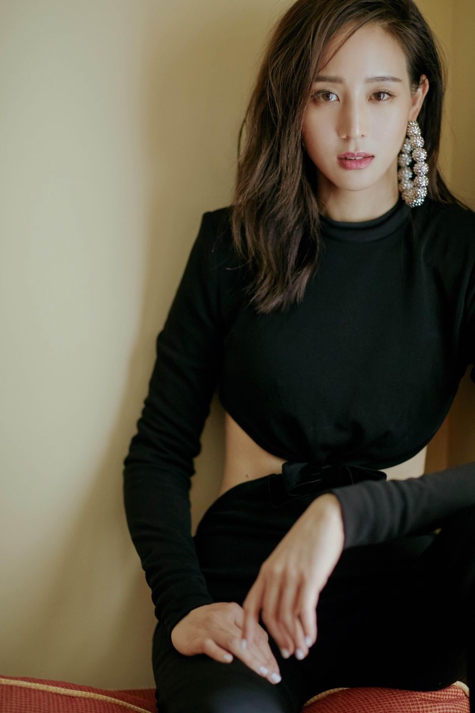 时装周开启，景甜孟美岐何穗排排座，张钧宁一个转身抢了所有风头