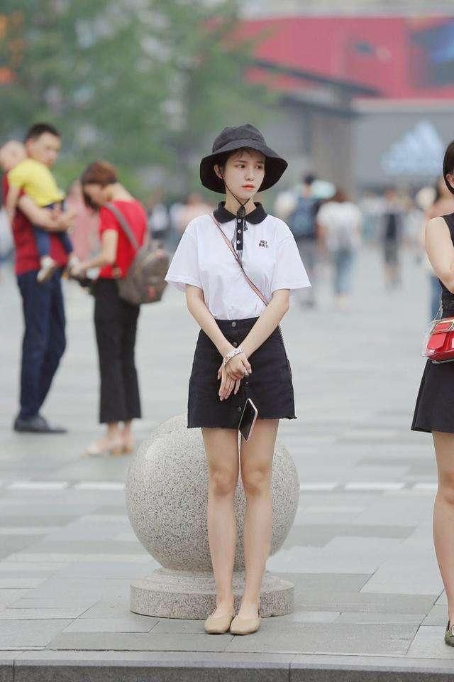 街拍:小姐姐身材丰腴，穿上紧身裤真的太美了!