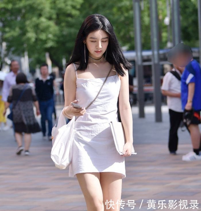 街拍明眸皓齿青春甜美的白皙小姐姐，穿着性感时尚娇艳迷人！