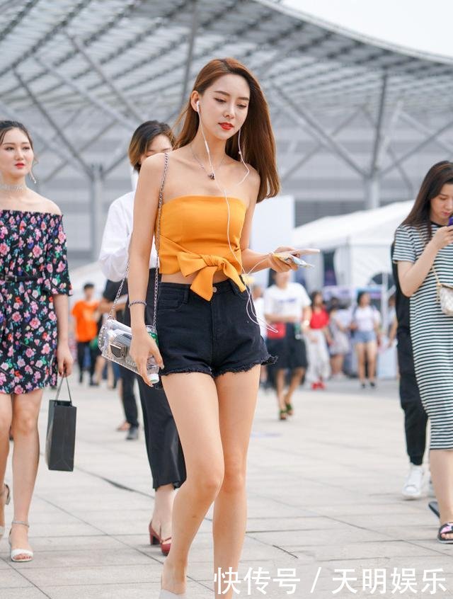 【 展现】展现出了迷人的身材！，街拍清爽靓丽的搭配