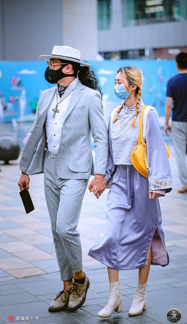 【你也能够】街拍:穿衣搭配的效果好还是不好,走在三里屯看看回头率就知道了