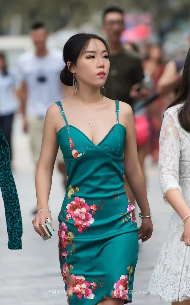 路人街拍:中国风的吊带裙子,尽显小姐姐婀娜多姿的身材