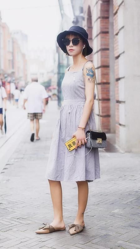 街拍武汉:抓住能够秀美腿的时光，肆意展现，第三位美女腿型太美