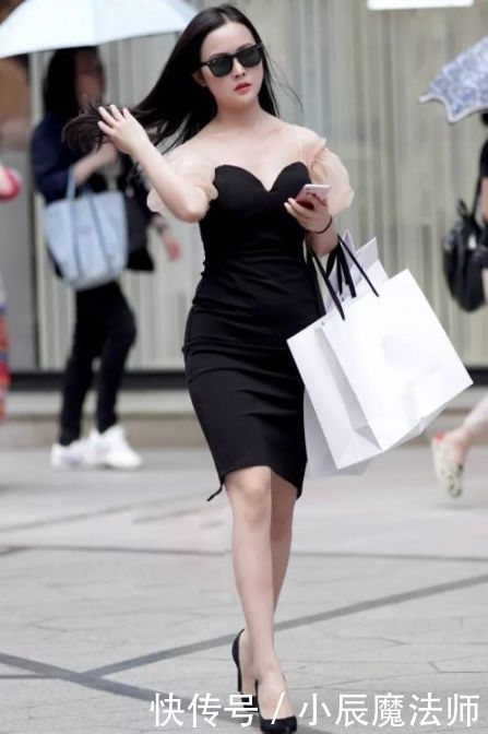 # 美女#看上去十分的酷帅，街拍：美女一个人逛街