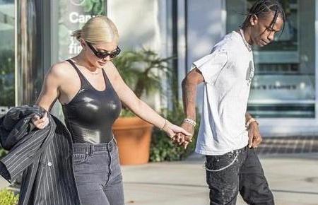 卡戴珊金小妹穿紧身衣，身材好夸张，却被身边黑人男友发型抢风头