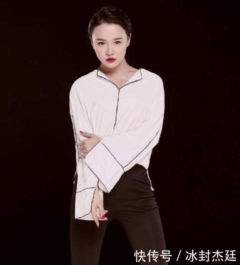 冉莹颖豁出去了！黑色紧身裙勒出三角区，网友辣眼睛！