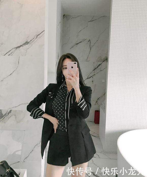 「美女」街拍:大方优雅的紧身裙美女,尽显青春姿态