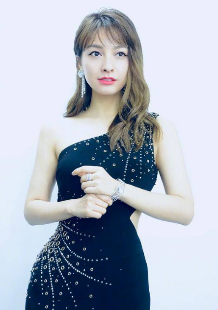 吴昕曾穿过的两件礼服看似平平无奇，但当往下看时，网友们惊呆了