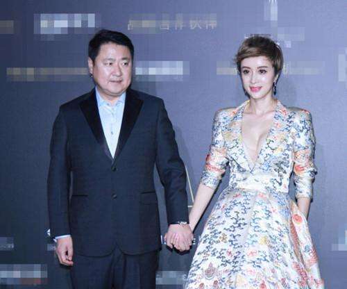 42岁金巧巧素颜现身, 网友: 一脸玻尿酸太可怕, 完全一个橡胶人