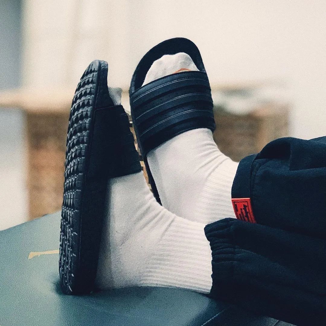  [拖鞋]鞋评丨你发现Nike赞助《青春有你2》了吗？AdidasBOOST拖鞋来袭！