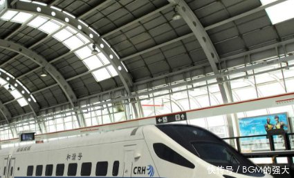  【高铁】高铁驾驶员只有一位，每隔30秒要踩一下踏板，如果想上