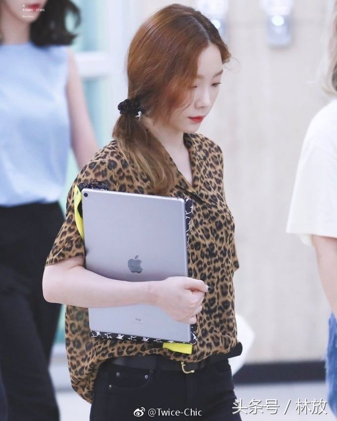 奚梦瑶穿豹纹参加维密面试，一不小心被李圣经欧尼同款穿搭秒成渣