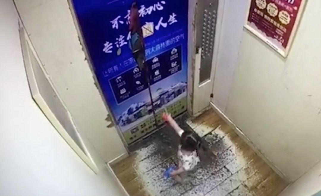  再犯|两岁女童被吊电梯门！家长别再犯这个错