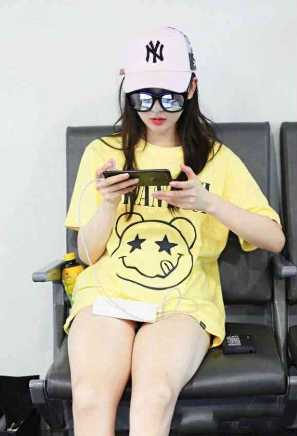 杨超越玩儿“下半身消失”,还坐下来,网友:她有穿安全裤