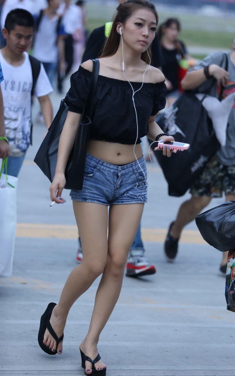 街拍:牛仔紧身热裤露脐美女,显露腿部的曲线美