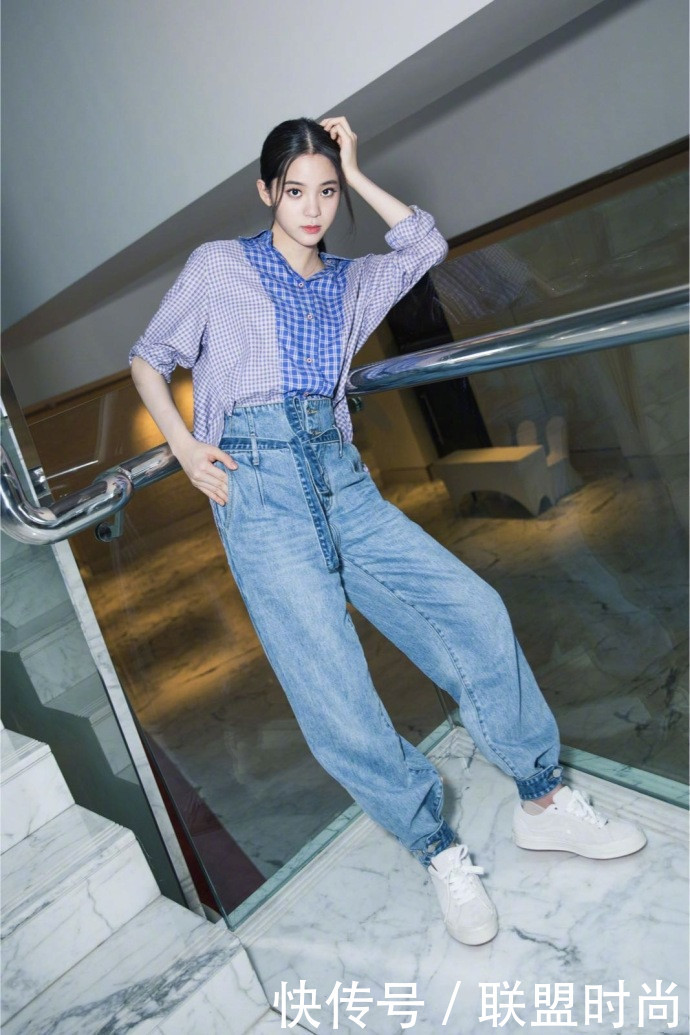 欧阳娜娜真猛!这么大胆的牛仔裤也敢穿出门,网友:我怕被人笑!