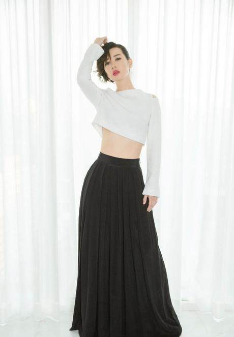 余男是真不怕露肉啊，高开叉+真空，裙子再长都尴尬！