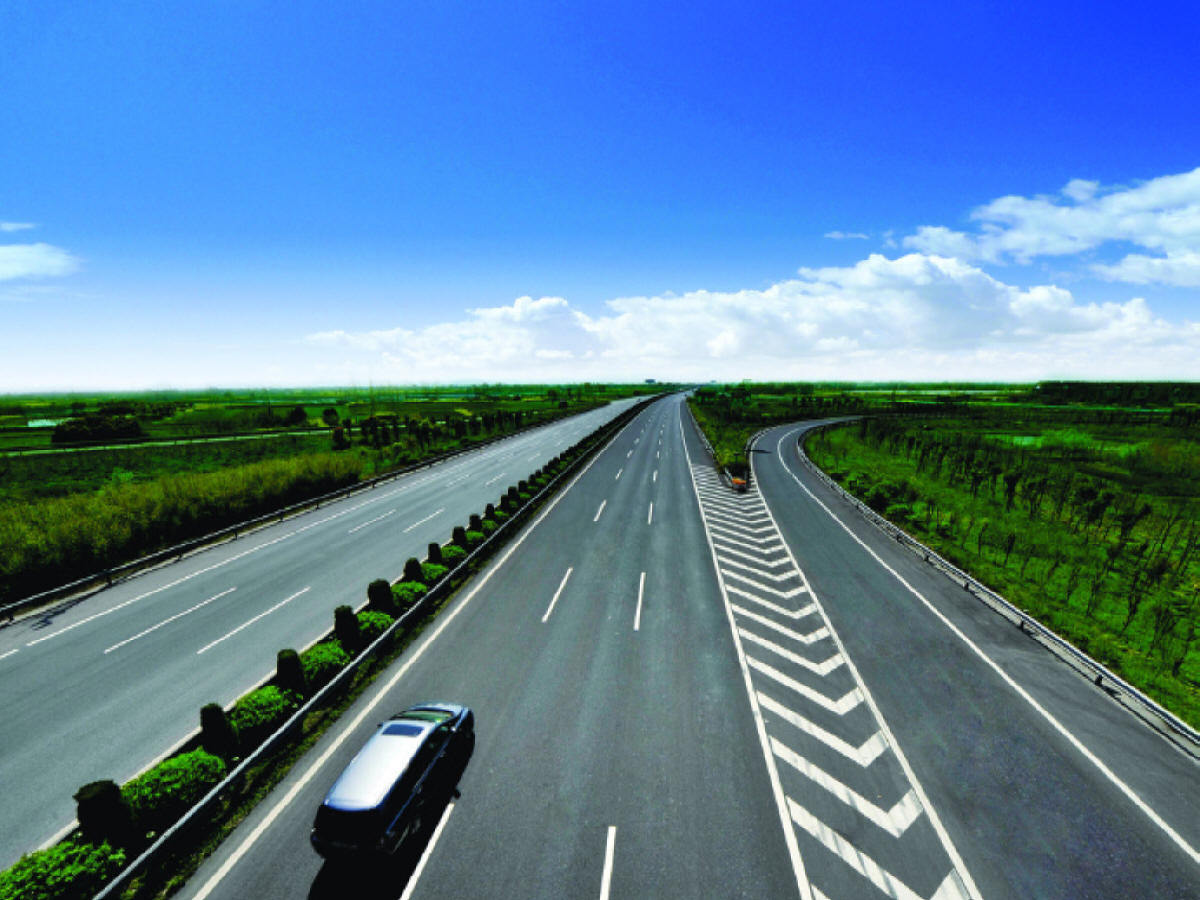 四川在建的一条高速公路，长约326公里，双向4车道，投资约433亿