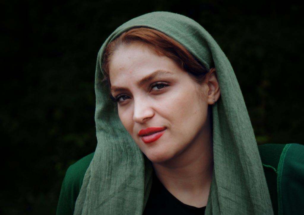 伊朗美女来中国，刚下飞机就哭着喊着要回家，原因让大家很是意外