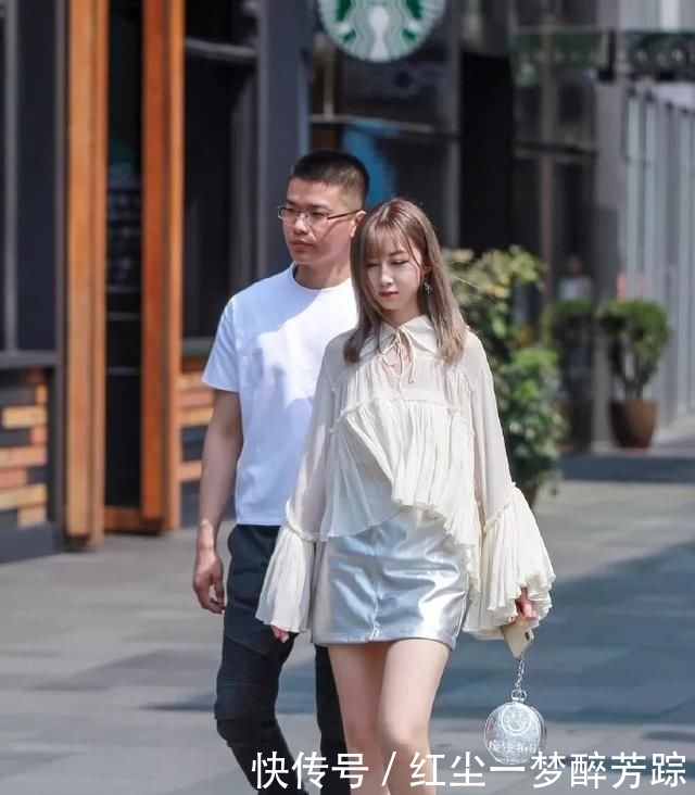  『下半身搭配』美女脚上搭配着一双酒红色的尖头绑带高跟鞋,看上去十分的有韵味
