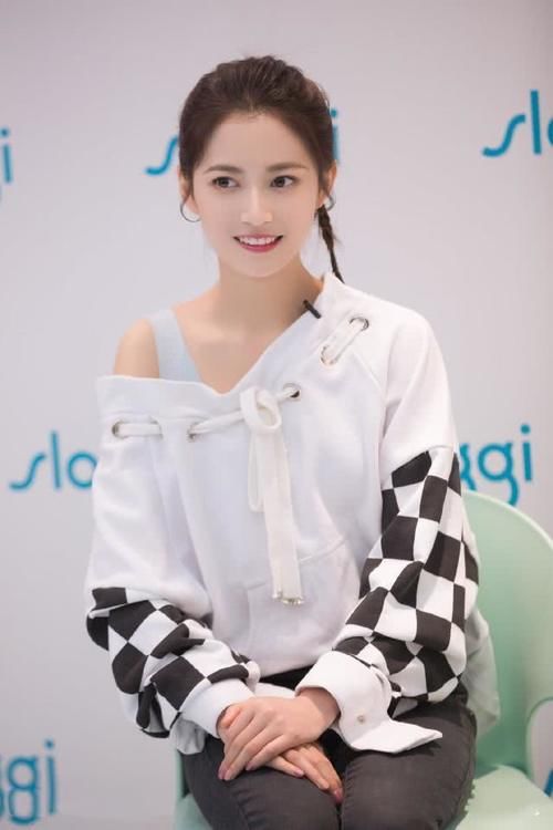 「吊带装」吊带装的3种“小心机”穿法:外露穿法更吸睛,自然大方不做作