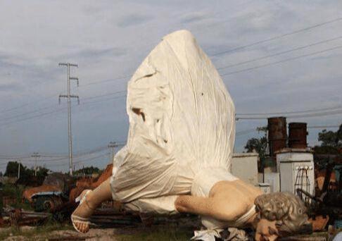 全球最“最污”雕像,因游客的不文明行为,最终不得不拆除!