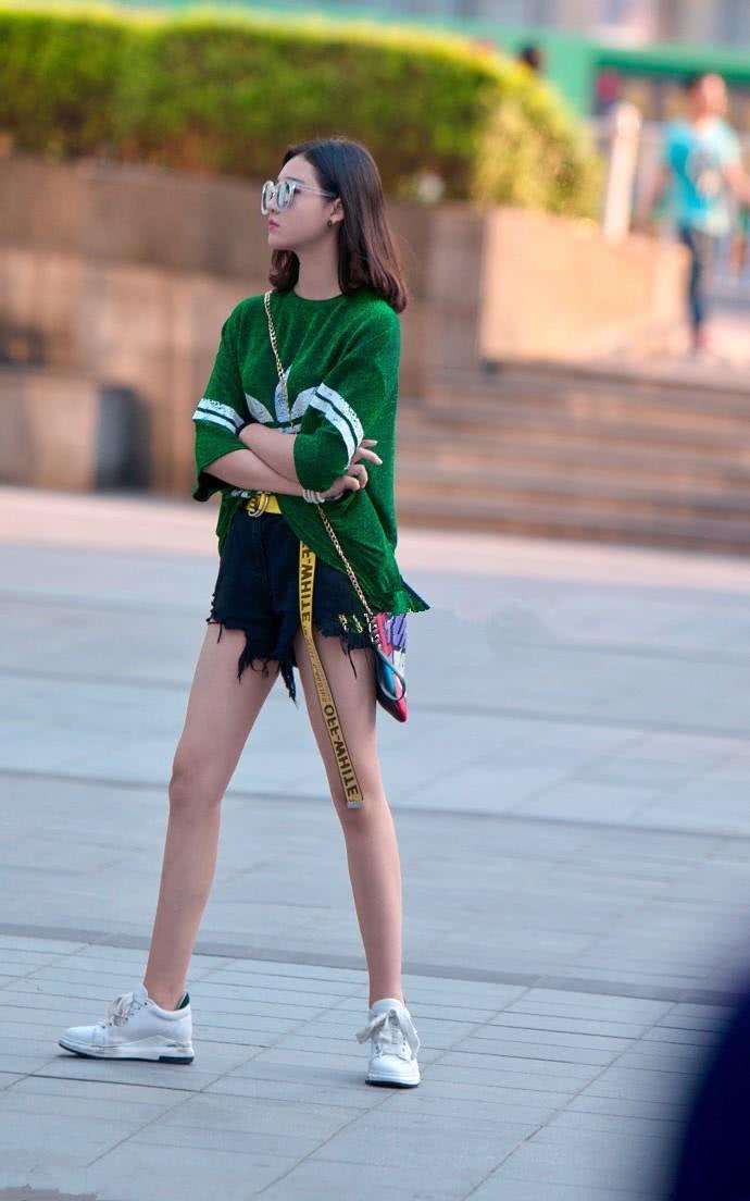 街拍：仙气飘飘会穿的小姐姐，搭配上线条明显大气又优雅！