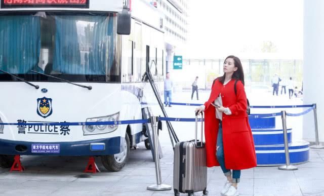 刘诗诗外穿羊羔毛大衣,脚踏黑色高跟靴,这么穿