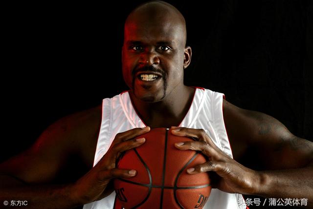 他是足坛奥尼尔!堪称肌肉巨兽,和费迪南德扳手